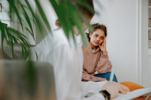 Cómo mantener activa tu clínica de psicología en verano sin perder pacientes ni saturar al equipo